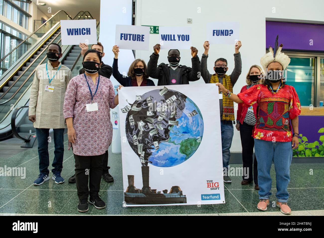 Glasgow, Scozia, Regno Unito. 4 novembre 2021. NELLA FOTO: Un gruppo di delegati della Conferenza sul cambiamento climatico COP26 è stato visto in una protesta al di fuori della NatWest Bank nell'edificio SECC del SEC Campus con i segnali che indicano "QUALE FUTURO FONDI?". Ciò avviene ieri, in cui la conferenza si è dedicata specificamente al fondo globale per il clima. Credit: Colin Fisher/Alamy Live News Foto Stock