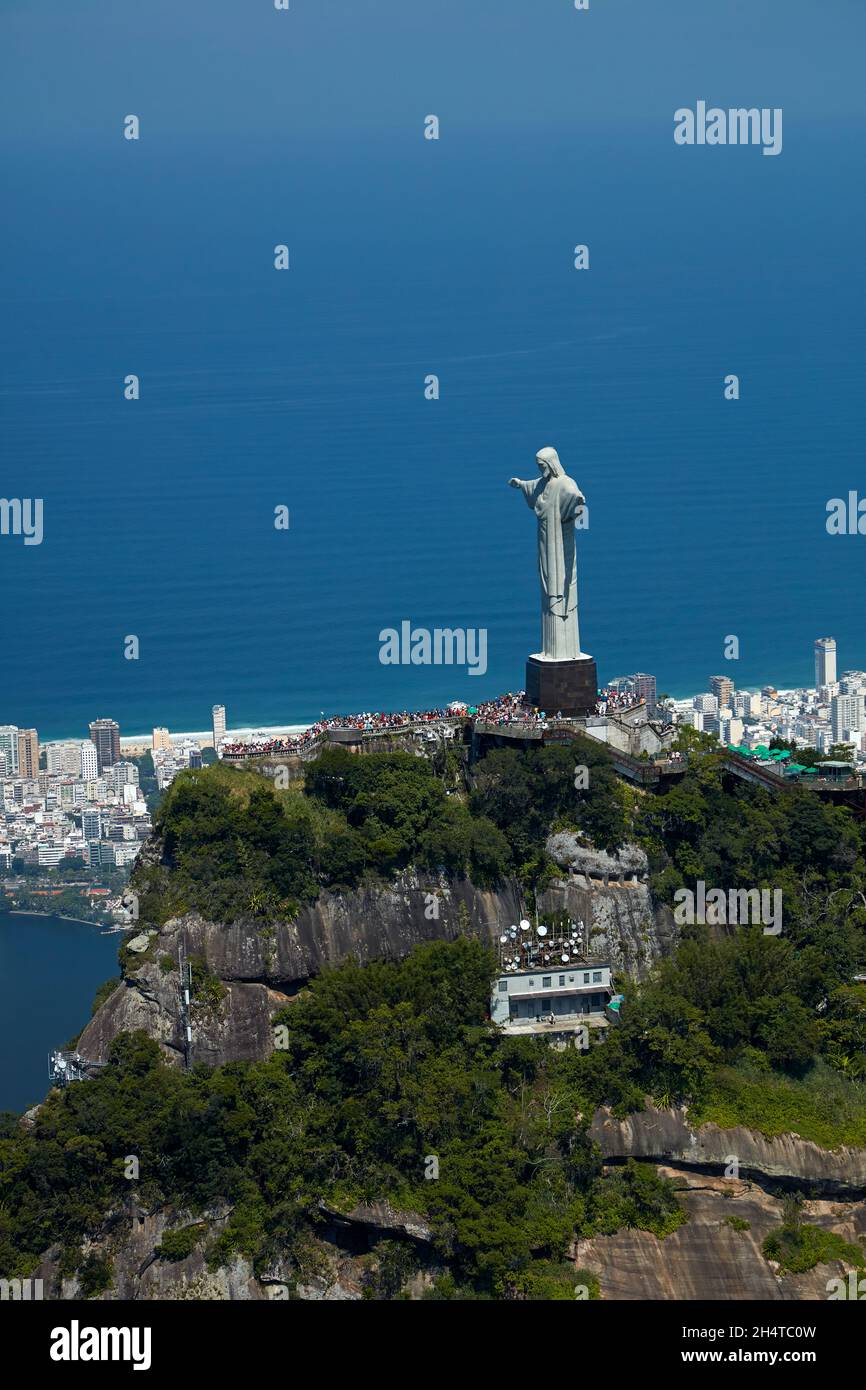 Statua del Cristo Redentore in cima al Corcovado, e Oceano Atlantico, Rio de Janeiro, Brasile, Sud America - aerea Foto Stock