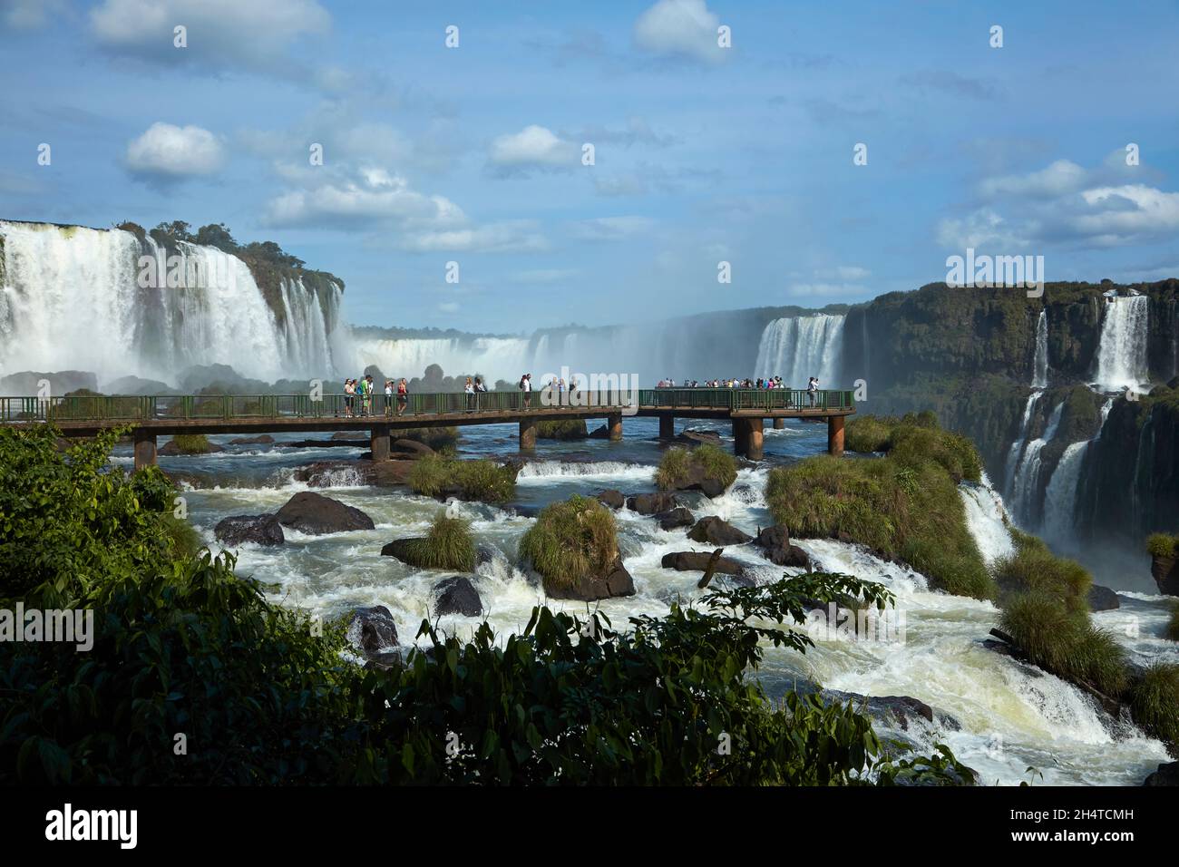 Turisti sulla piattaforma di osservazione sul lato brasiliano delle cascate  di Iguazu, Brasile - confine con l'Argentina, Sud America Foto stock - Alamy