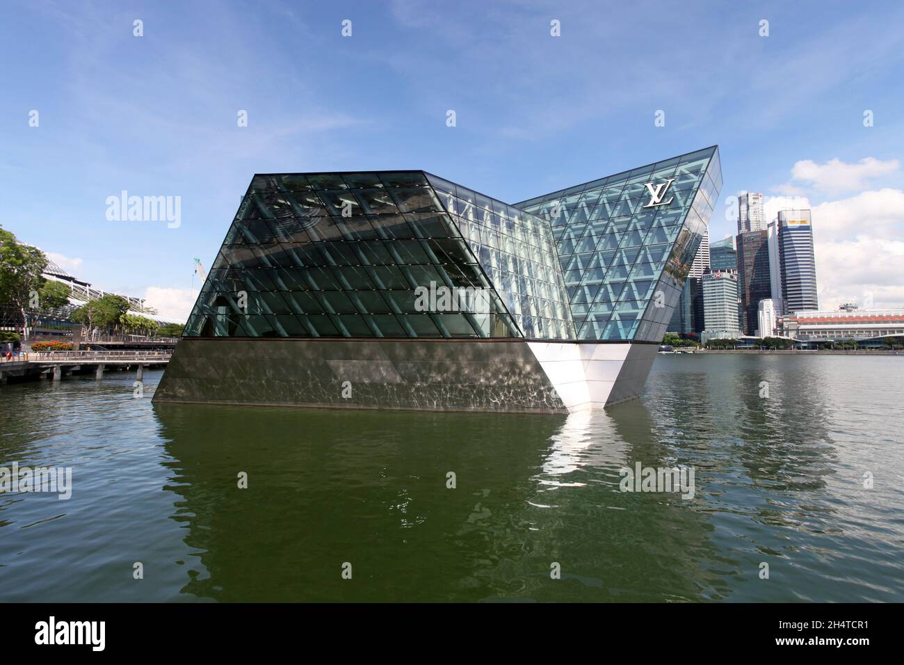 Il negozio Louis Vuitton con moderne costruzioni in vetro e acciaio a Marina Bay Sands situato nell'acqua della baia di Singapore. Foto Stock