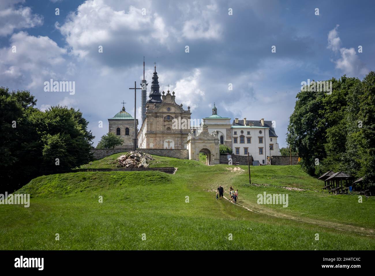 Swiety Krzyz, Polonia - 29 luglio 2021: Una vista del cancello d'ingresso in pietra e la croce di legno al santuario della Santa Croce nei Monti Swietokrzyskie. Foto Stock