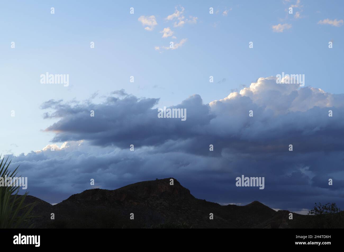 toni grigi nel cielo nelle montagne della spagna Foto Stock