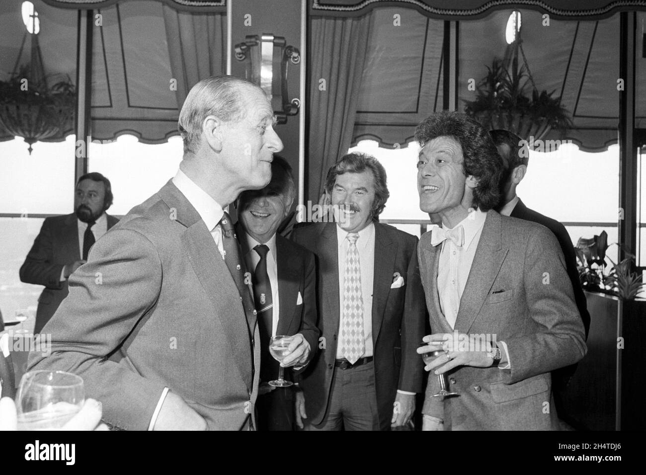 Foto del file datata 11/5/1982 del Duca di Edimburgo (a sinistra) e dell'intrattenitore Lionel Blair (a destra) che è stato seguito dal commentatore sportivo Dickie Davies (baffi) e dall'attore Sir John Mills (parzialmente nascosto) al Variety Club Luncheon per l'Outbound Trust nell'Hilton Hotel, Il veterano di London Showbiz Blair è morto all'età di 92 anni, il suo agente ha detto all'agenzia di stampa PA. Data di emissione: Giovedì 4 novembre 2021. Foto Stock