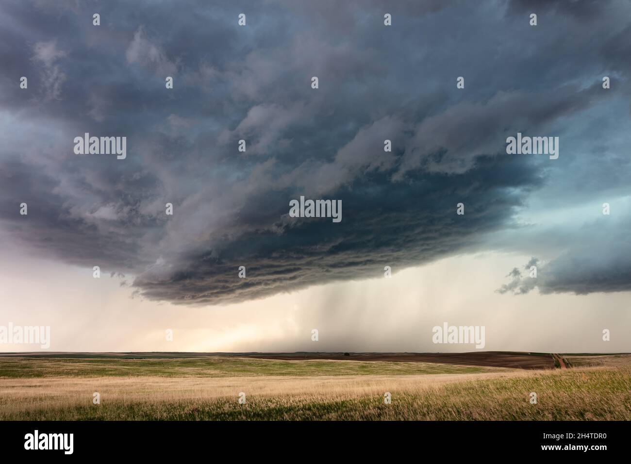 Tempo e cielo tempestosi con nuvole scure e pioggia che cadono vicino a Glendive, Montana, USA Foto Stock