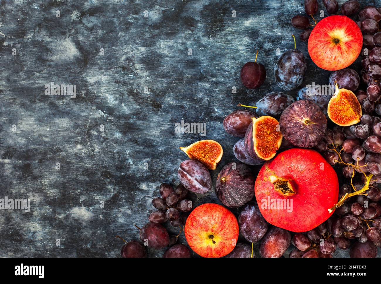 Frutta fresca d'autunno - fichi, prugne, uva e melograno, vista dall'alto Foto Stock