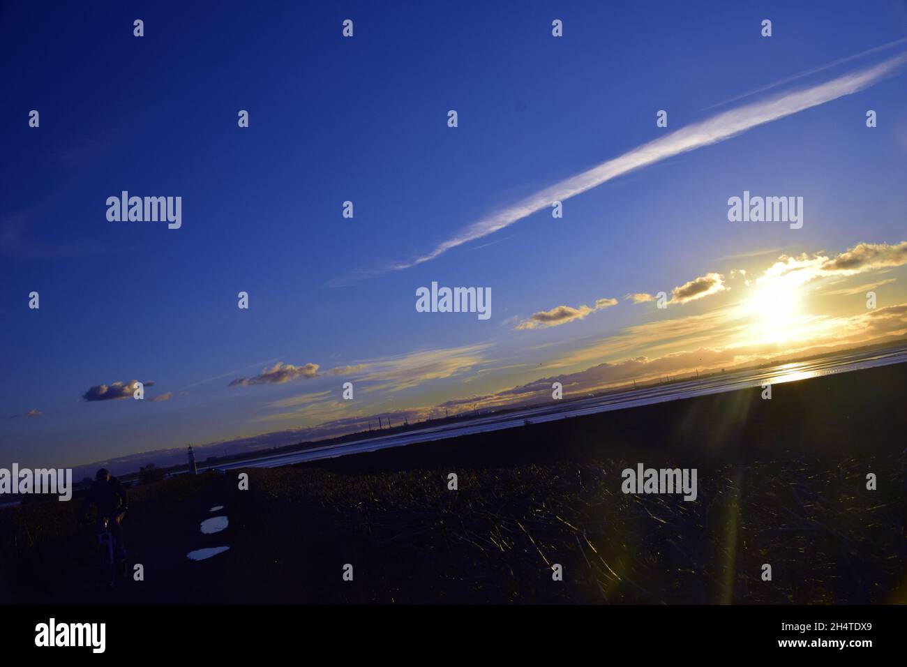 L'estuario di Mersey con tramonto che si chiude evidenziando un incantevole paesaggio panoramico. Foto Stock