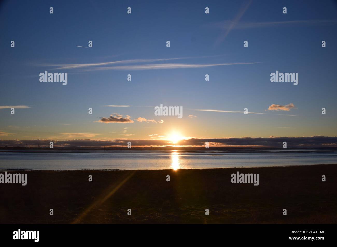 L'estuario di Mersey con tramonto che si chiude evidenziando un incantevole paesaggio panoramico. Foto Stock