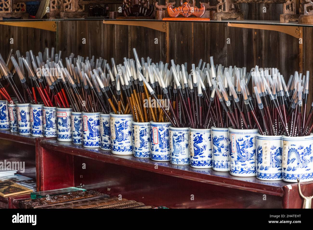 Pennelli Calligraphy in coppe di porcellana decorate con draghi blu in un negozio di cancelleria a Wuzhen, Cina. Foto Stock