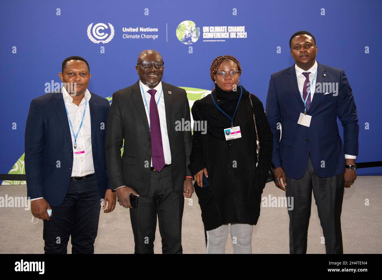 Glasgow, Scozia, Regno Unito. 4 novembre 2021. NELLA FOTO: (2° A SINISTRA) Tosi Mpanu-Mpanu, Ambasciatore e delegato della Repubblica Democratica del Congo nel processo negoziale nell'ambito della Convenzione ONU sul clima. È membro del Consiglio di amministrazione del Fondo per il clima verde (GCF), del Consiglio di amministrazione dell'Agenzia Pan African Climate Risk Management Mutual (ARC Agency), un'agenzia specializzata dell'Unione Africana, nonché del Comitato direttivo del partenariato NDC. Credit: Colin Fisher/Alamy Live News Foto Stock