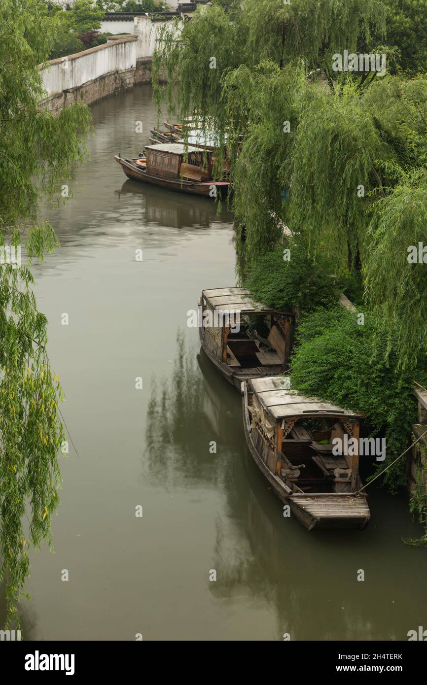 Barche coperte in legno ormeggiate sul fossato intorno alle mura della città a Pan Gate in Suzhou, Cina. Foto Stock