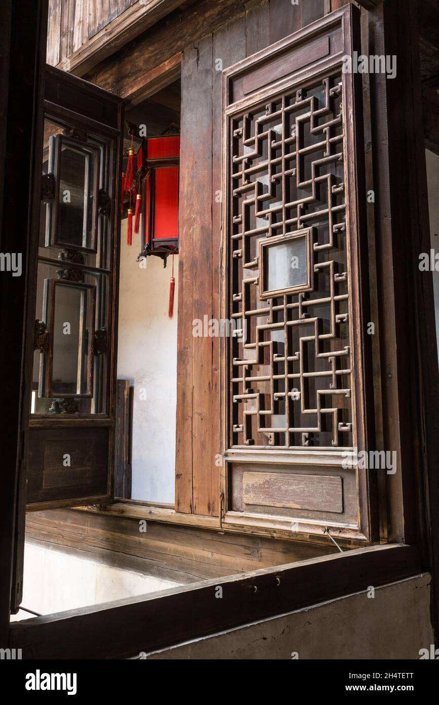 Una finestra in legno in un vecchio edificio tradizionale a Wuzhen, Cina. Foto Stock