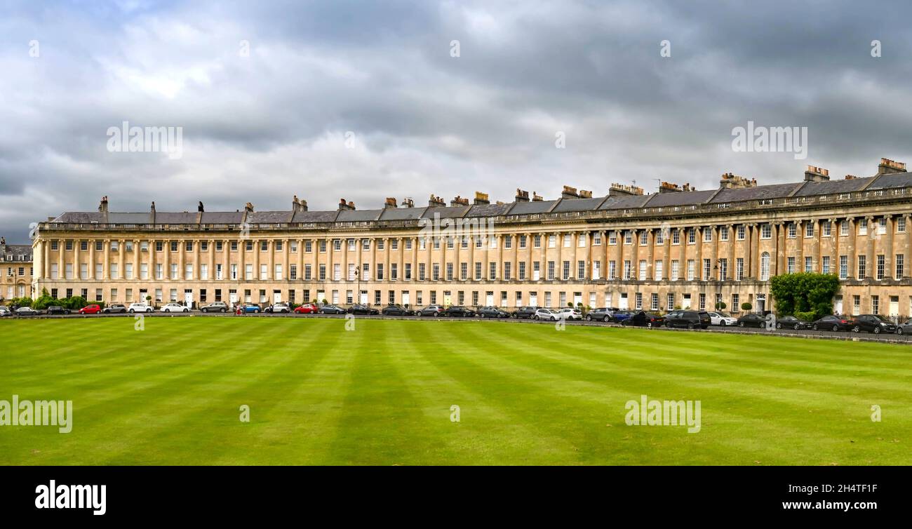 Bath, Inghilterra - Agosto 2021: La Crescent reale nella città di Bath. E' un importante esempio di architettura palladiana. Foto Stock