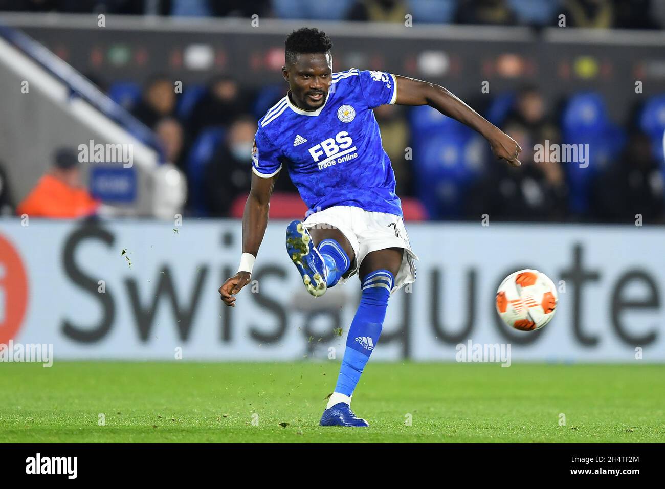 LEICESTER, GBR. 4 NOVEMBRE Daniel Amartey di Leicester City in azione durante la partita UEFA Europa League Group C tra Leicester City e FC Spartak Moscow al King Power Stadium di Leicester giovedì 4 novembre 2021. (Credit: Jon Hobley | MI News) Credit: MI News & Sport /Alamy Live News Foto Stock