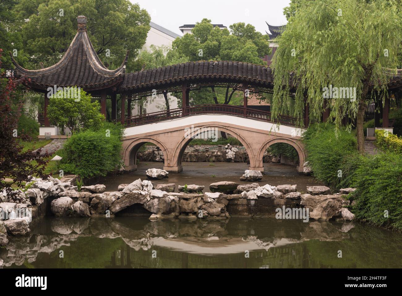 Il Ponte coperto Double Pavilion nell'area panoramica di Pan Gate a Suzhou, Cina. Foto Stock