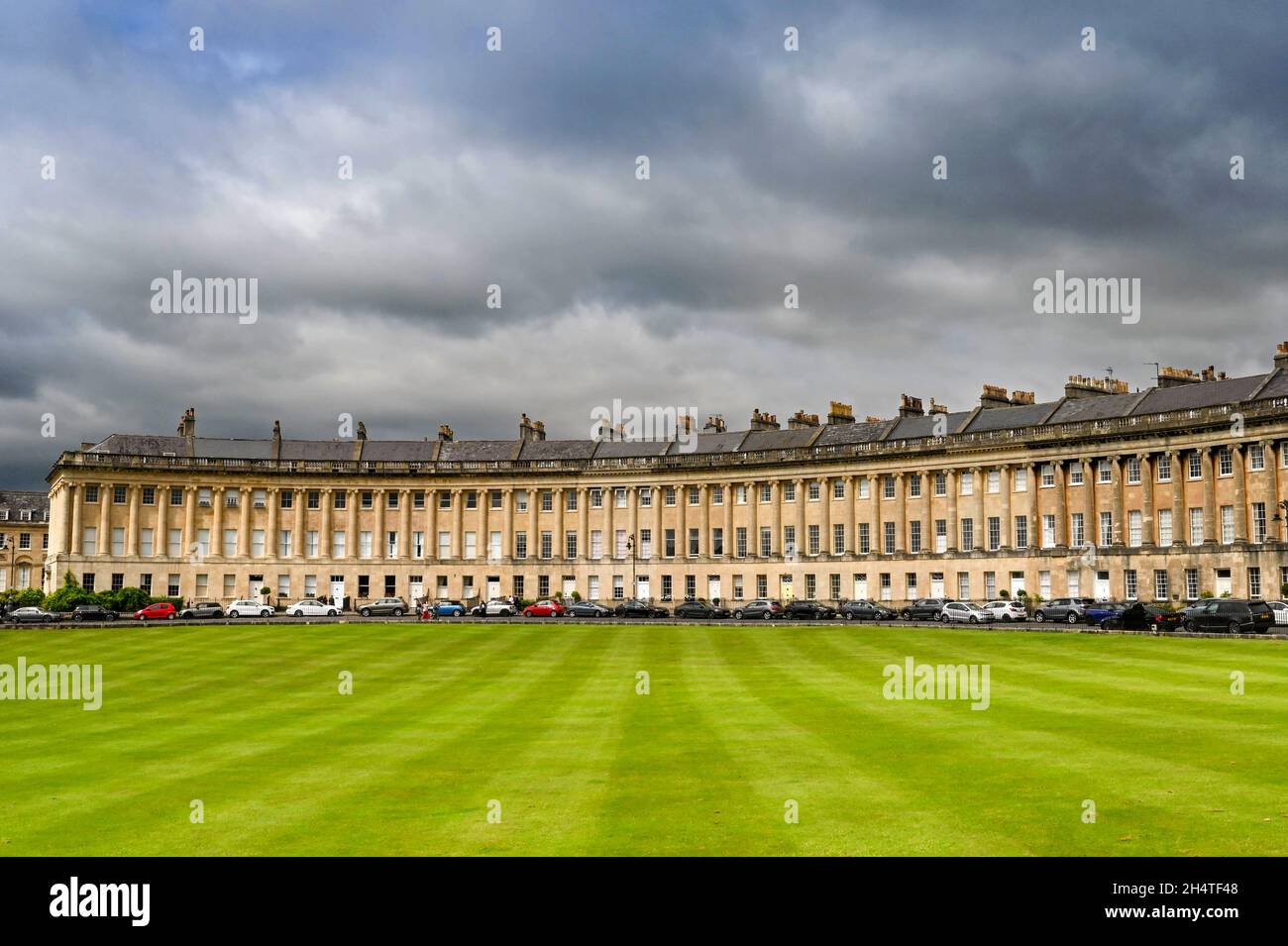 Bath, Inghilterra - Agosto 2021: La Crescent reale nella città di Bath. E' un importante esempio di architettura palladiana. Foto Stock