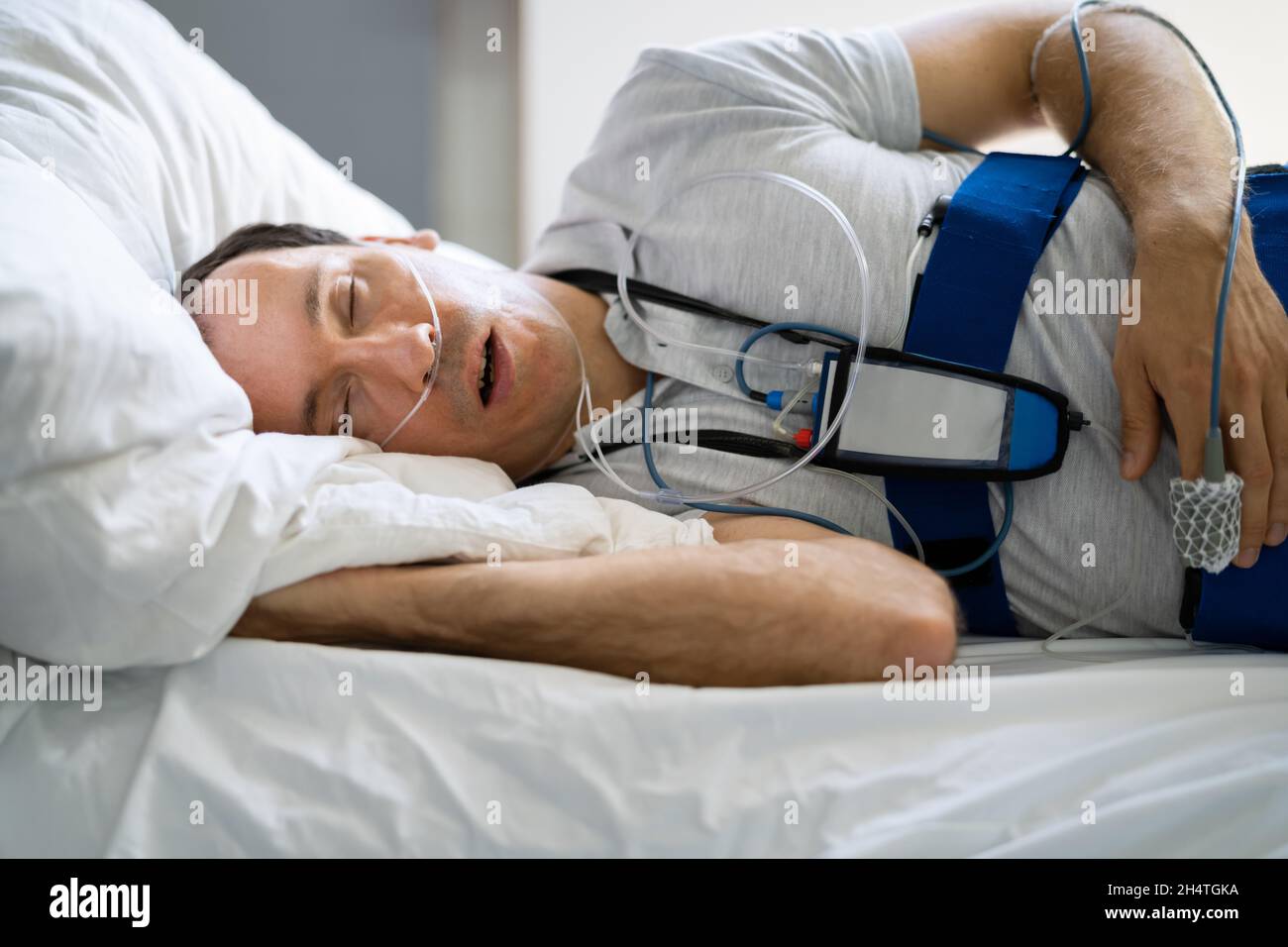 Trattamento del disturbo del sonno apnea in ospedale. Terapia uomo Foto Stock