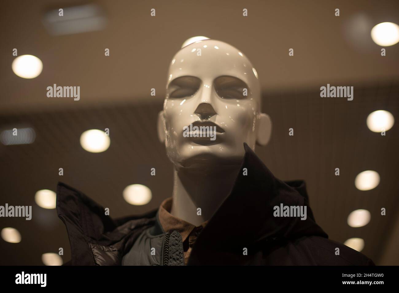 Manichino da uomo in giacca. Outerwear nel negozio. Vetrina del negozio di abbigliamento maschile. Dettagli di moda moderna. Collezione invernale di cose. Foto Stock