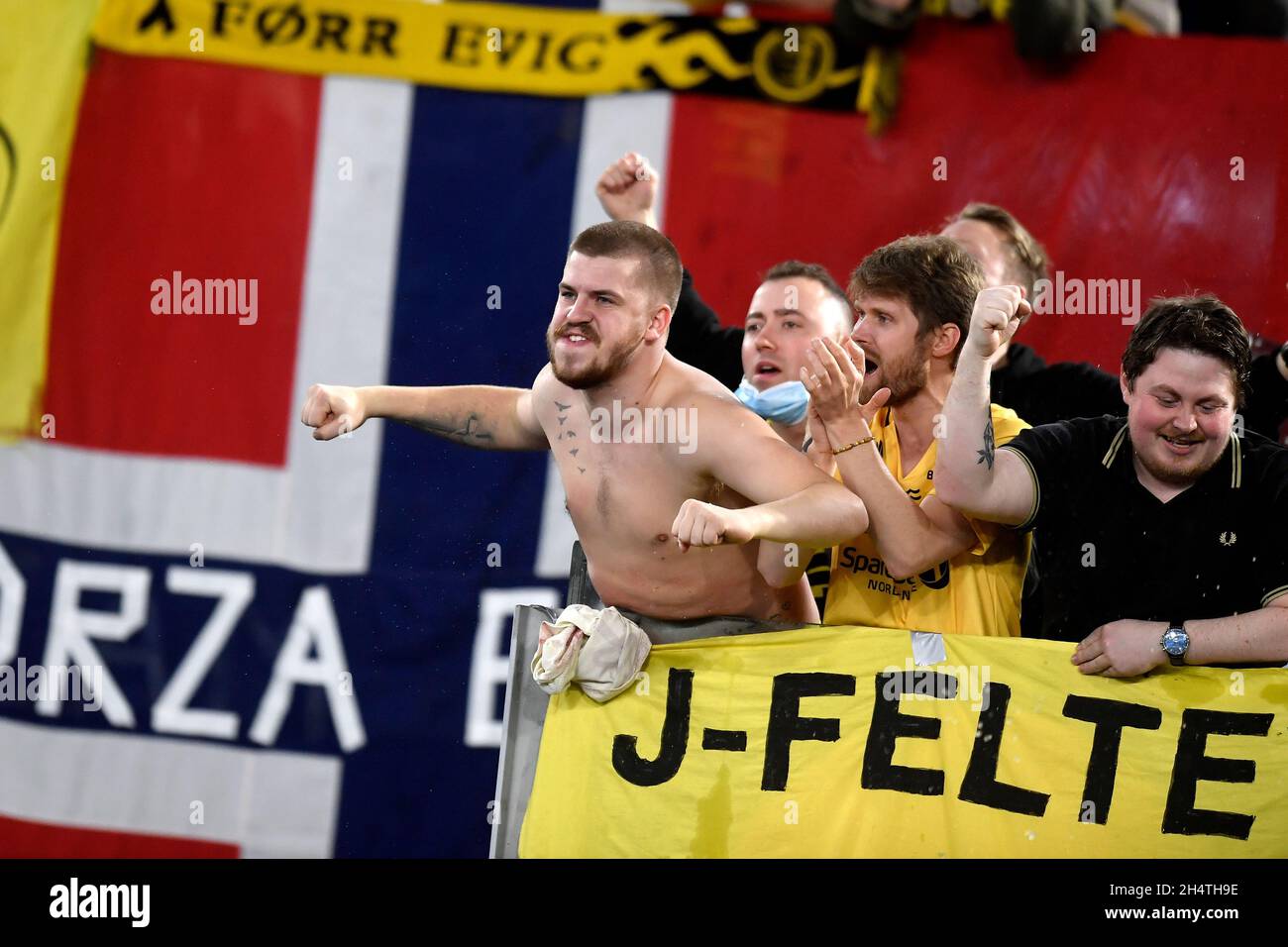 Roma, Italia. 4 novembre 2021. Tifosi di Bodo durante la partita di calcio del gruppo C della Conferenza tra AS Roma e Bodo Glimt allo stadio Olimpico di Roma, 5 novembre 2021. Foto Antonietta Baldassarre/Insidefoto Credit: Ininsidefoto srl/Alamy Live News Foto Stock
