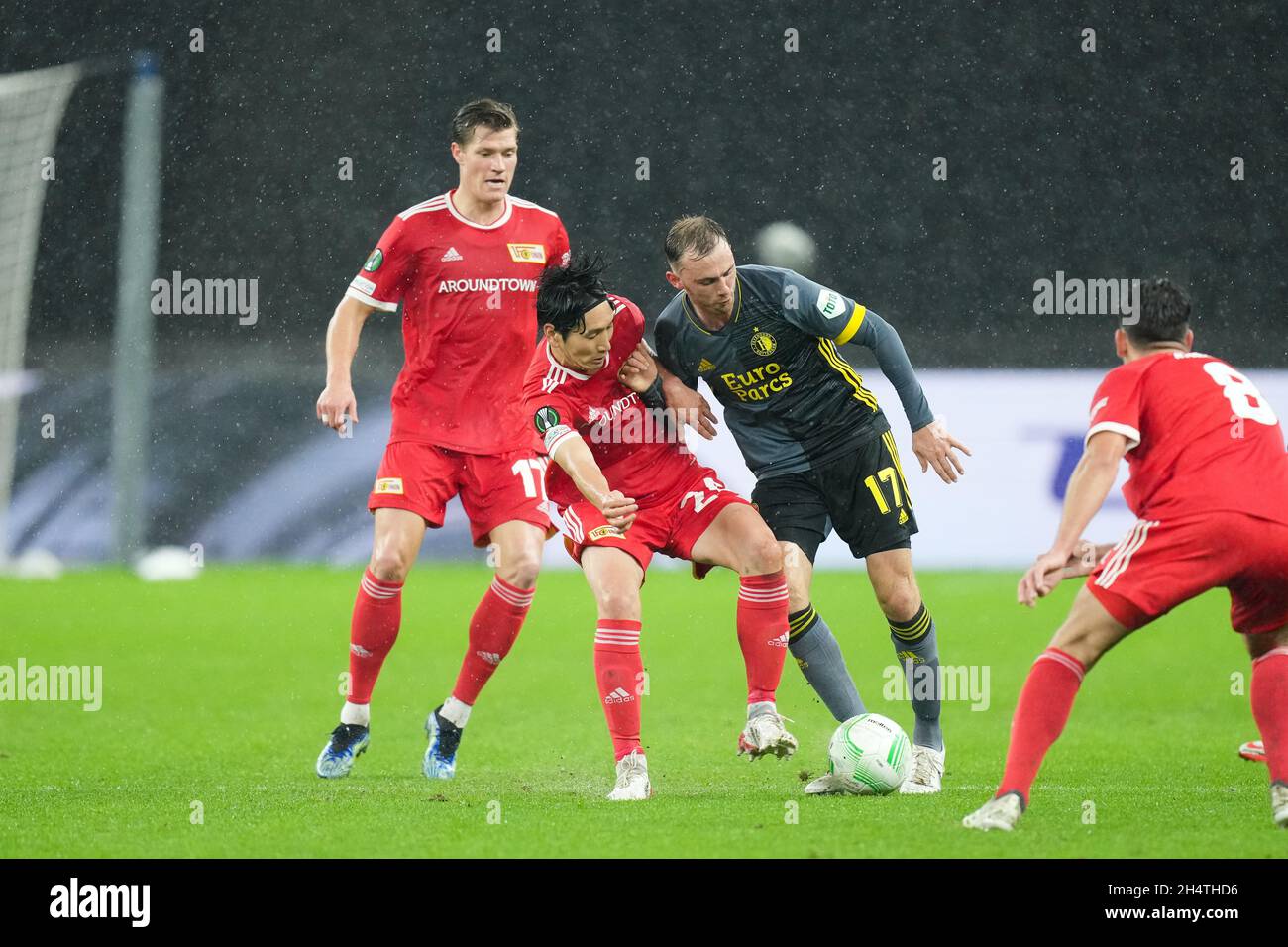 BERLINO, GERMANIA - 4 NOVEMBRE: Genki Haraguchi dell'Unione 1.FC di Berlino, Fredrik Aursnes di Feyenoord Rotterdam durante la partita di fase del Gruppo della Lega della Conferenza UEFA tra 1. FC Union Berlin e Feyenoord all'Olympia Stadion il 4 novembre 2021 a Berlino, Germania (Foto di Yannick Verhoeven/Orange Pictures) Foto Stock