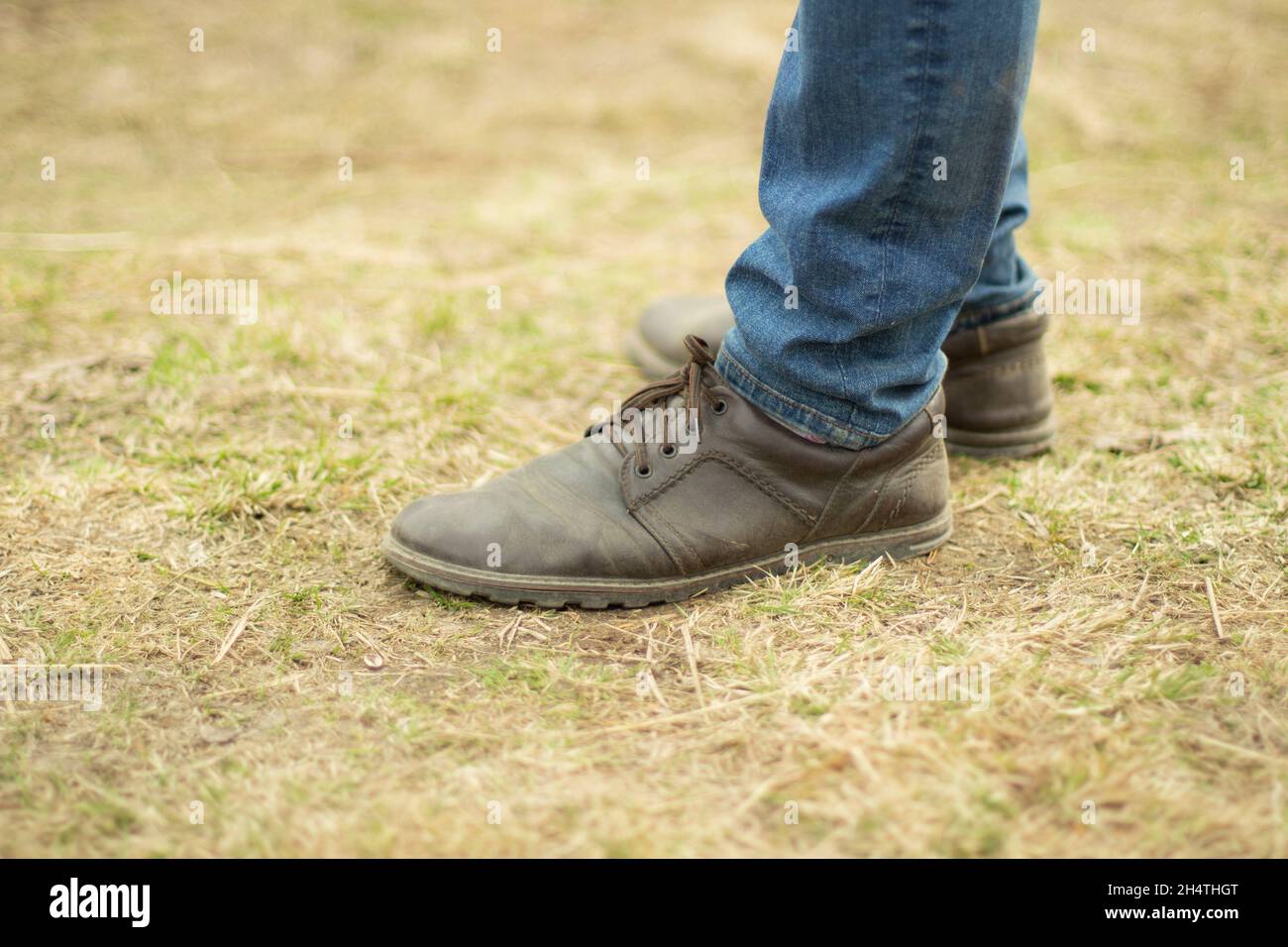 Stivali in pelle e jeans blu. Moda classica. Scarpe da uomo Foto stock -  Alamy