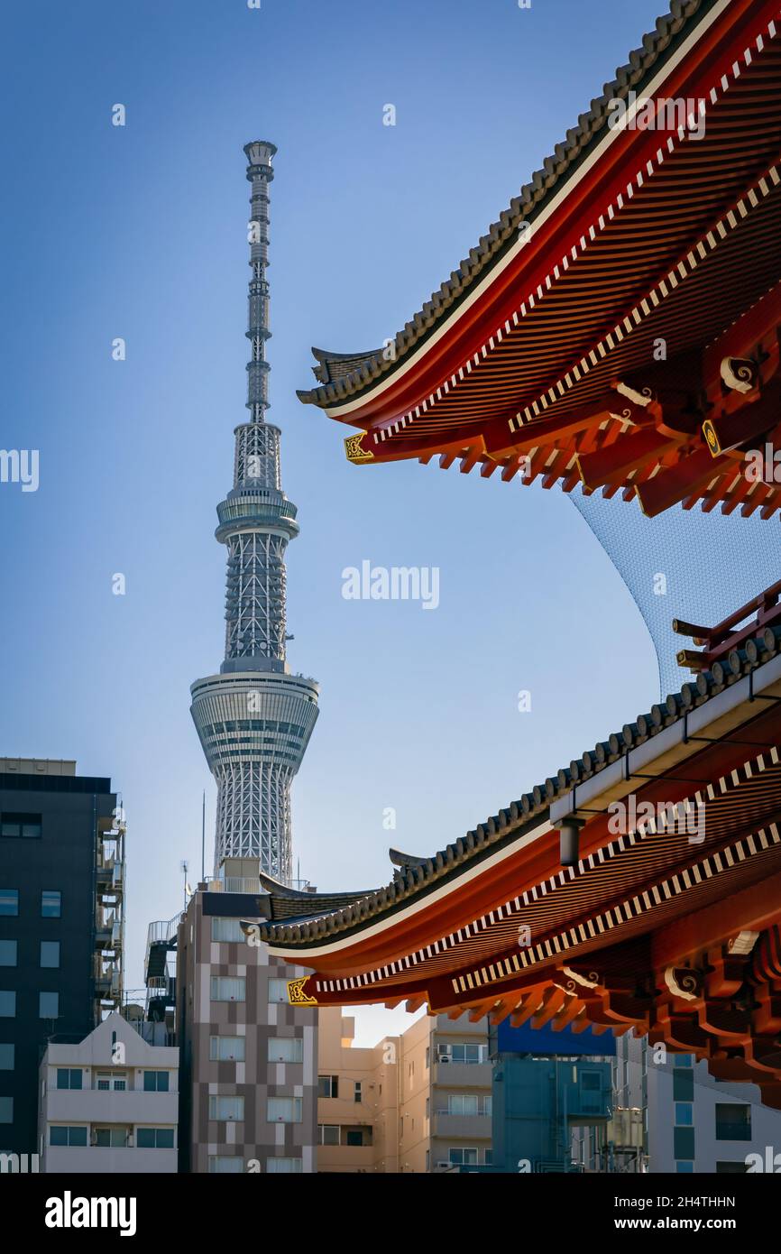 Un vecchio quartiere con i suoi molti templi si incontra con la moderna architettura dello Skytree a Tokyo, Giappone. Foto Stock