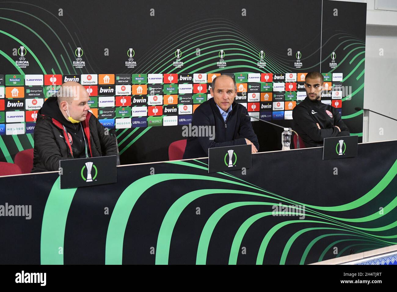 ZAPORIZHZHIA, UCRAINA - 4 NOVEMBRE 2021 - Capo allenatore del FC Zorya Luhansk Viktor Skrypnyk (C) e del forward Shahab Zahedi (R) tenere una conferenza stampa dopo una vittoria del 2-0 su PFC CSKA-Sofia nel 2021/2022 UEFA Europa Conference League Matchday 4 Group C alla Slavutych Arena di Zaporizhzhia, Ucraina sudorientale. Foto Stock