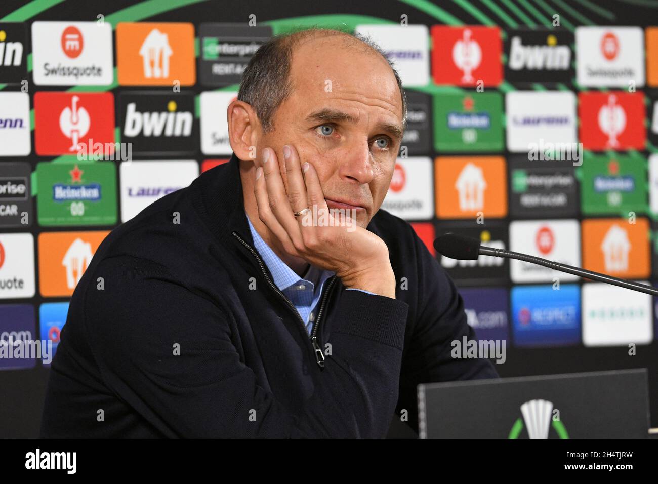 ZAPORIZHZHIA, UCRAINA - 4 NOVEMBRE 2021 - il responsabile allenatore del FC Zorya Luhansk Viktor Skrypnyk partecipa a una conferenza stampa dopo che la sua squadra ha ottenuto una vittoria del 2-0 su PFC CSKA-Sofia nella partita del 2021/2022 della UEFA Europa Conference League Matchday 4 Group C alla Slavutych Arena, Zaporizhzhia, Ucraina sudorientale. Foto Stock