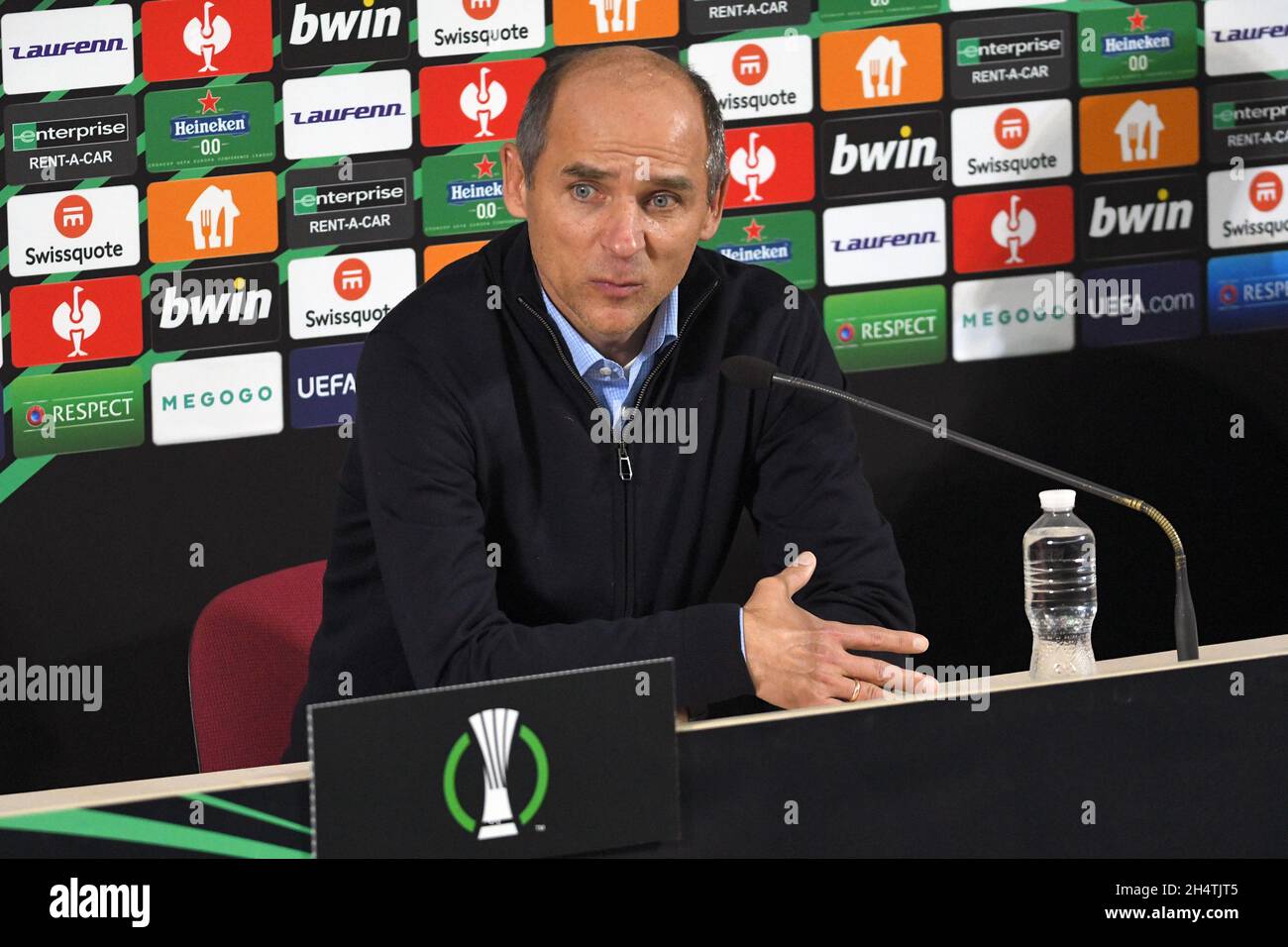 ZAPORIZHZHIA, UCRAINA - 4 NOVEMBRE 2021 - il responsabile allenatore del FC Zorya Luhansk Viktor Skrypnyk partecipa a una conferenza stampa dopo che la sua squadra ha ottenuto una vittoria del 2-0 su PFC CSKA-Sofia nella partita del 2021/2022 della UEFA Europa Conference League Matchday 4 Group C alla Slavutych Arena, Zaporizhzhia, Ucraina sudorientale. Foto Stock
