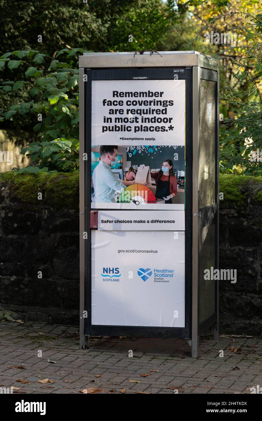 Il volto obbligatorio della Scozia copre i luoghi pubblici interni NHS Scotland informazioni sul chiosco telefonico, Milngavie, Scozia, Regno Unito Foto Stock