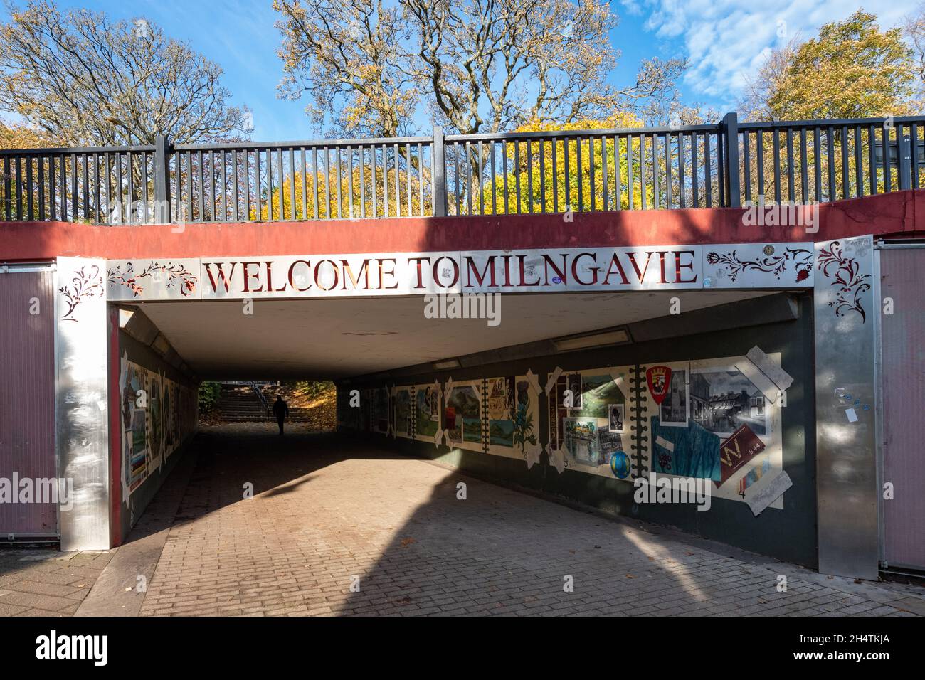 Benvenuti a Milngavie scritto sopra il sottopassaggio pedonale che porta dalla Stazione ferroviaria al Centro Città con West Highland Way Mural, Milngavie, Scozia Regno Unito Foto Stock