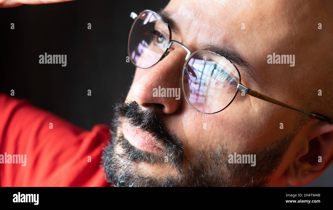 Uomo di mezza età con i suoi nuovi occhiali per ipermetropia e astigmatismo  visione problema Foto stock - Alamy