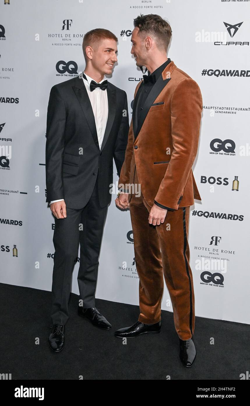 Berlino, Germania. 4 novembre 2021. Vladimir Burlakov (r) e il suo amico Martin arrivano alla Gendarmerie di Berlino per il gala "GQ Men of the Year 2021". La rivista Style GQ premia personalità di show e musica internazionali e tedesche, nonché di società, sport, politica, cultura e moda. Credit: Jens Kalaene/dpa-Zentralbild/dpa/Alamy Live News Foto Stock