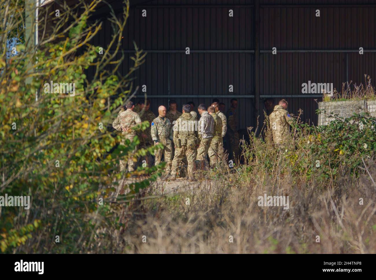 Con volti oscurati, soldati in addestramento militare con 4km marzo e 40kg di carichi da trasportare Foto Stock