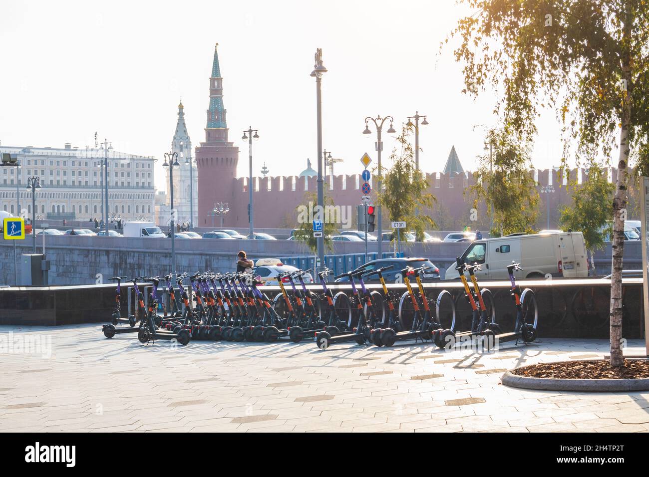 Scootering affitto parcheggio kickshering Mosca centro trasporto safety.Russia, Mosca, 13okt2021. Foto Stock