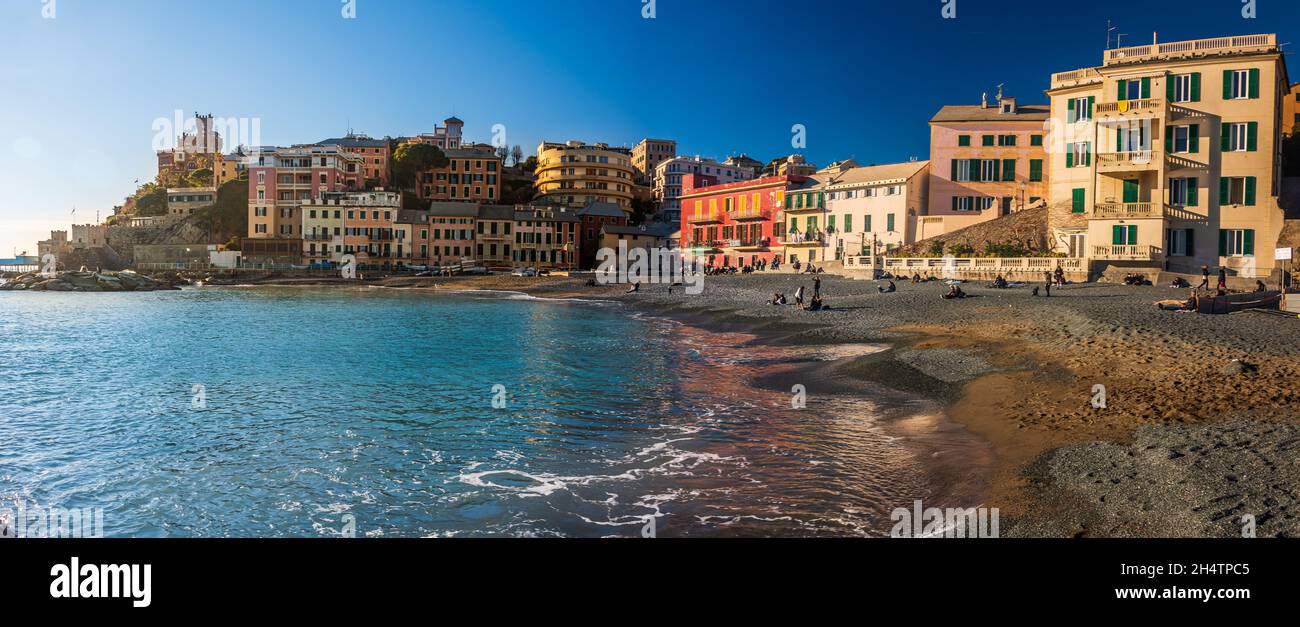 La spiaggia e il borgo pescatore di Vernazzola, non lontano dal centro di Genova Foto Stock