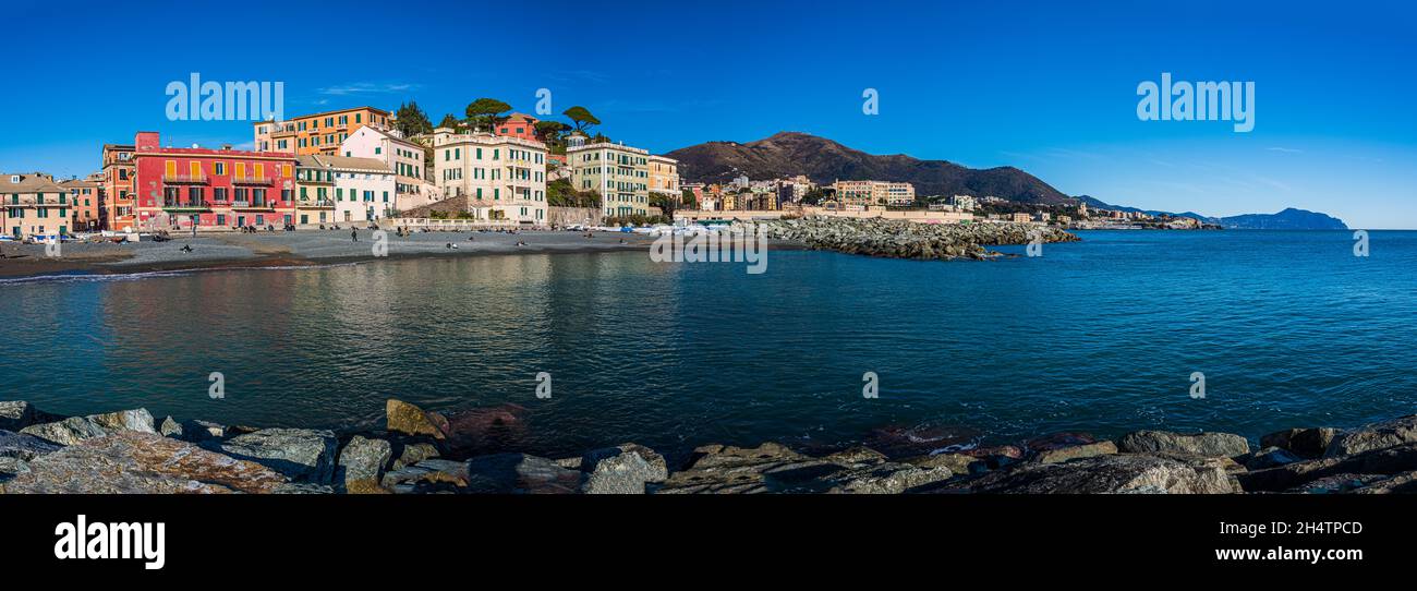 La spiaggia e il borgo pescatore di Vernazzola, non lontano dal centro di Genova Foto Stock