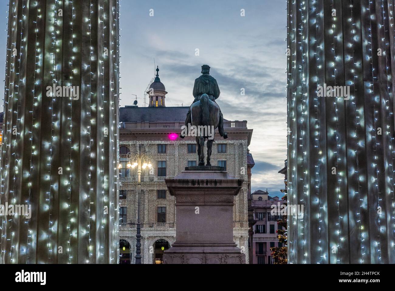 Statua di Garibaldi di fronte al Teatro Carlo Felice nel centro storico di Genova, illuminata da decorazioni natalizie Foto Stock