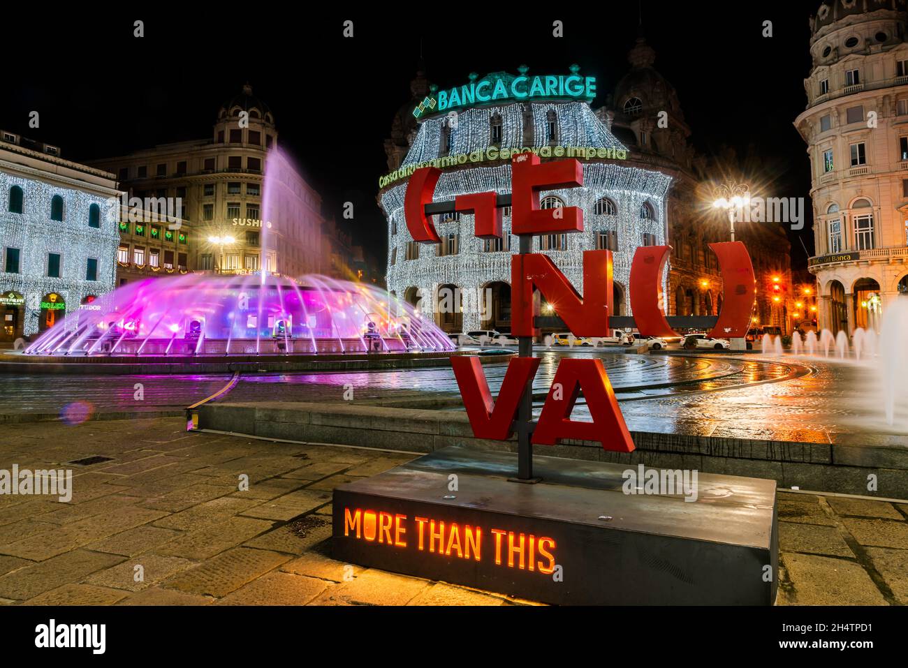 Piazza De Ferrari, piazza nel cuore di Genova, illuminata da decorazioni natalizie. Foto Stock
