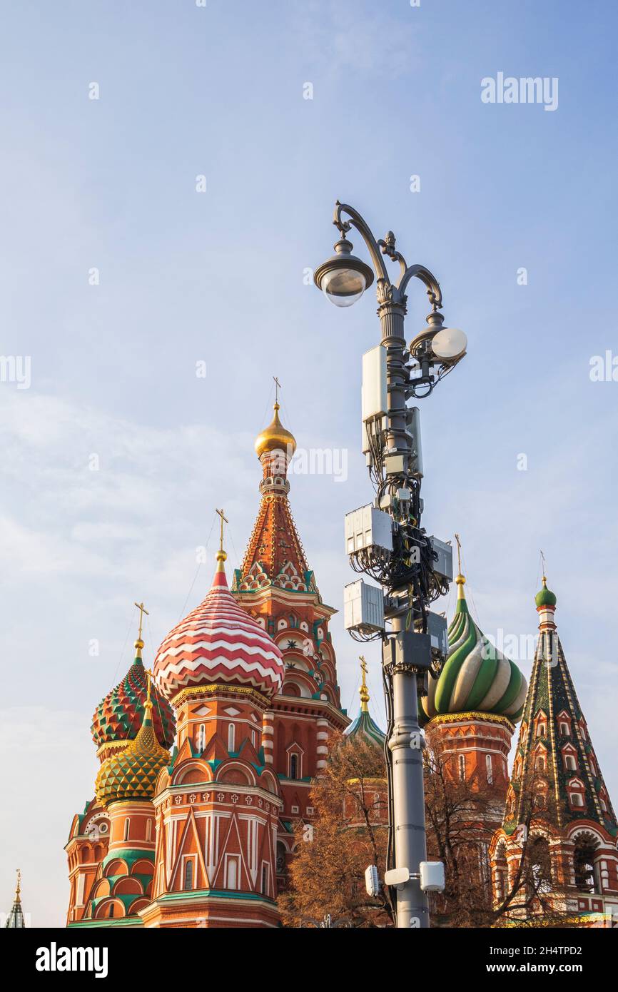 Antenna cellulare torre albero Cremlino Mosca centro città.concetto di telecomunicazioni Foto Stock