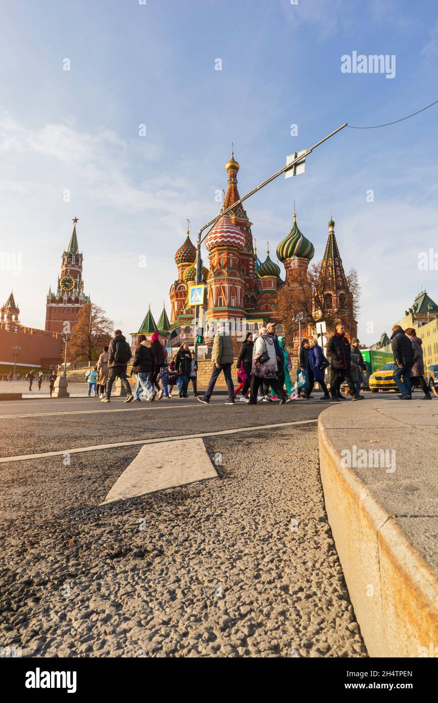 Mosca San Basilio chiesa persone folla pedonale croce soleggiato day.concept turismo viaggio .Russia, Mosca, 13okt2021. Foto Stock