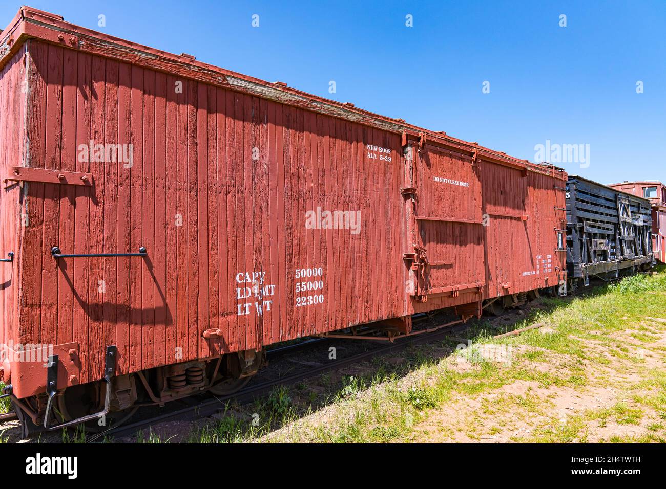 Linea di vecchi vagoni merci ferroviari Foto Stock