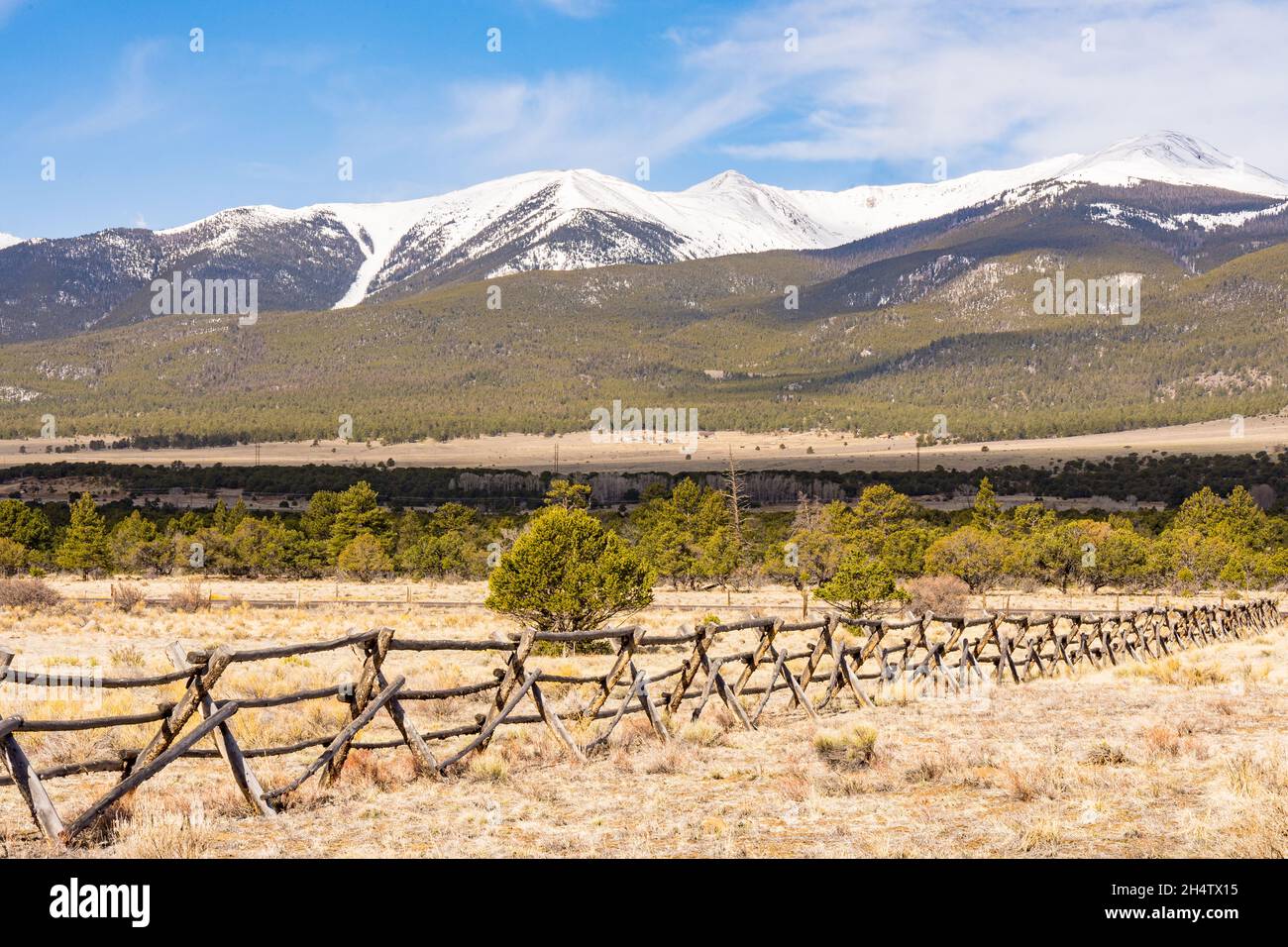 Montagne coperte di neve Collegiate Peaks vicino Buena Vista, Colorado Foto Stock