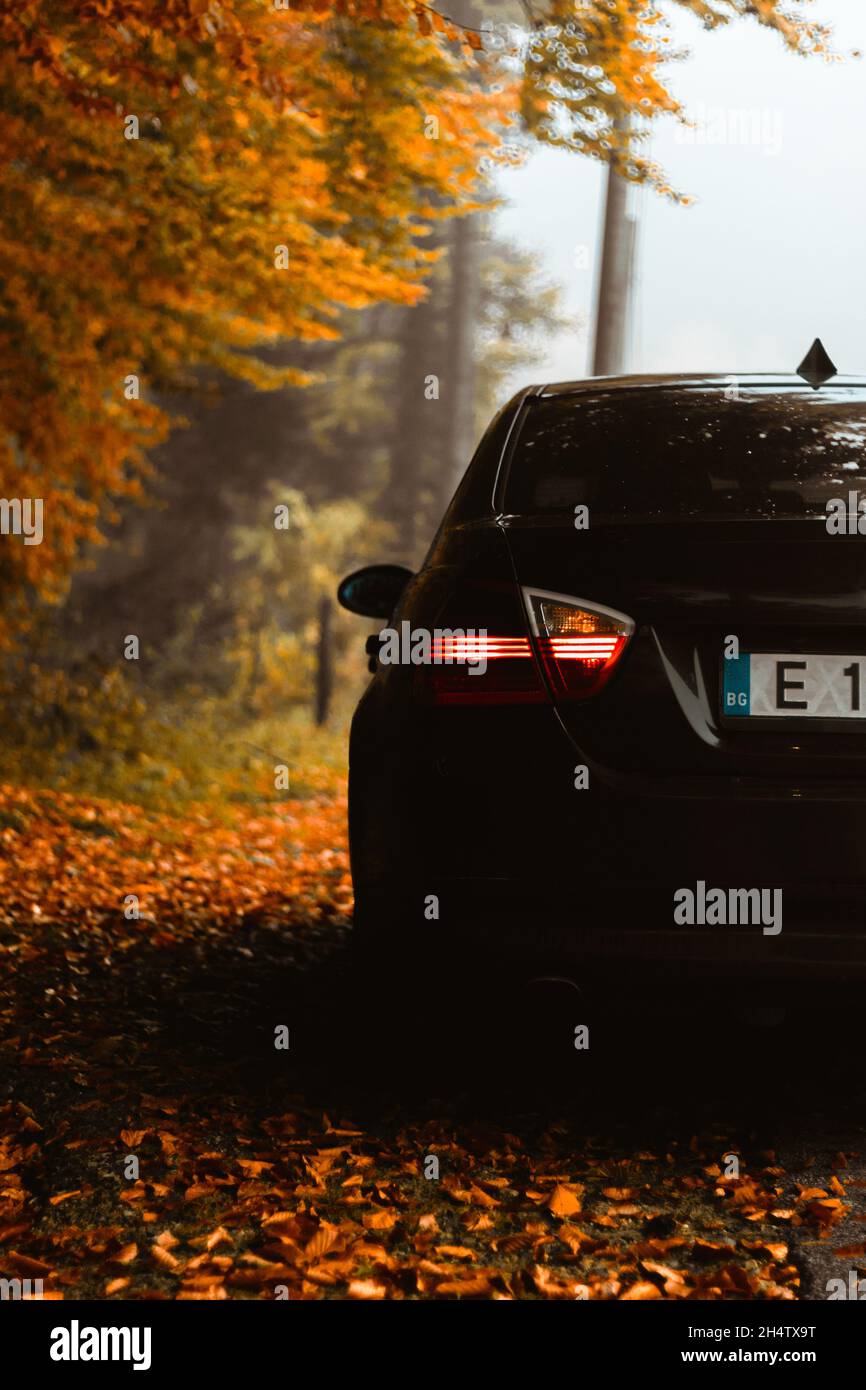 Auto dipinta di nero parcheggiata accanto alla strada. Foto Stock