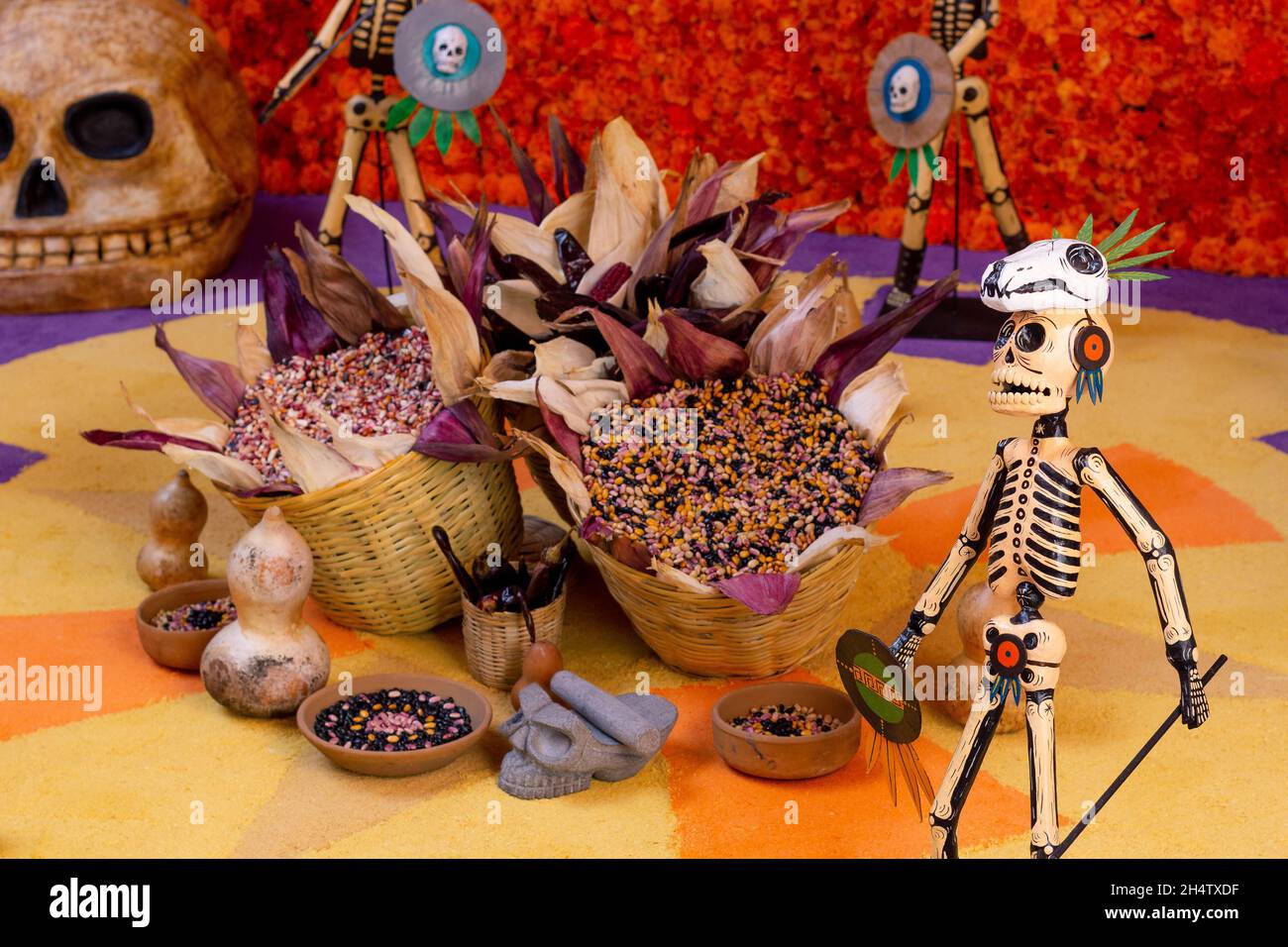 Giorno dei morti in Messico, decorato con fiori di marigold, tortillas, moli, teschi azzurri e bevande Foto Stock