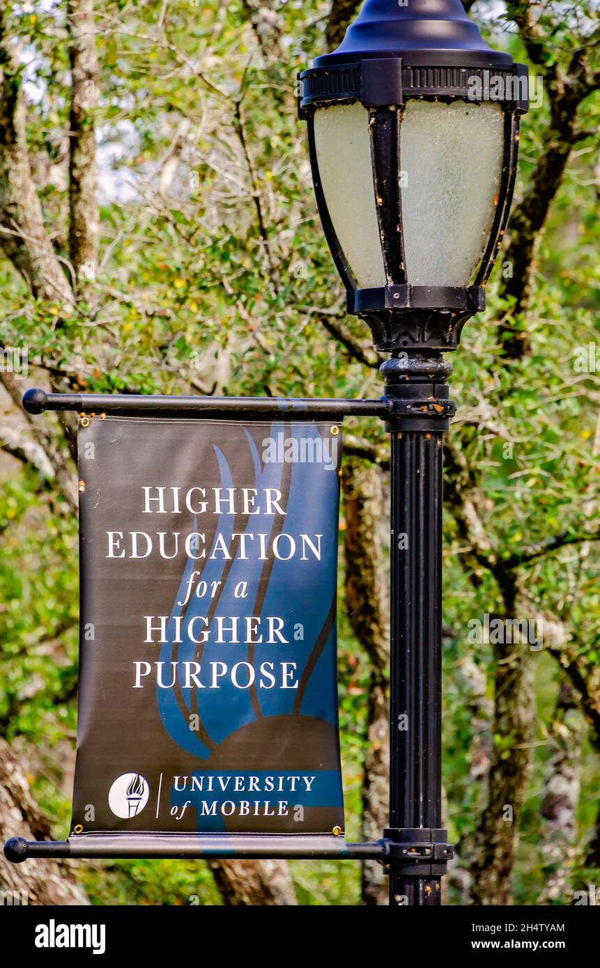 Un segno promuove il nuovo motto dell’Università di Mobile: “l’istruzione superiore per uno scopo superiore”, 3 novembre 2021, a Mobile, Alabama. Foto Stock