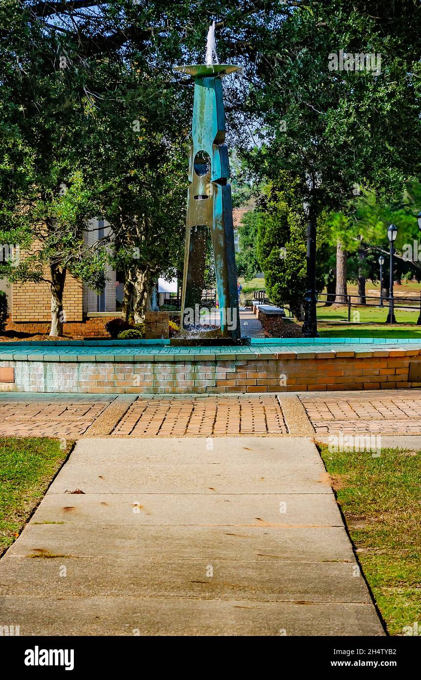 Sentinel 18 Fountain, soprannominata dagli studenti “il chiodo di vestiolo che perde”, è raffigurata presso l'Università di Mobile, 3 novembre 2021, a Mobile, Alabama. Foto Stock