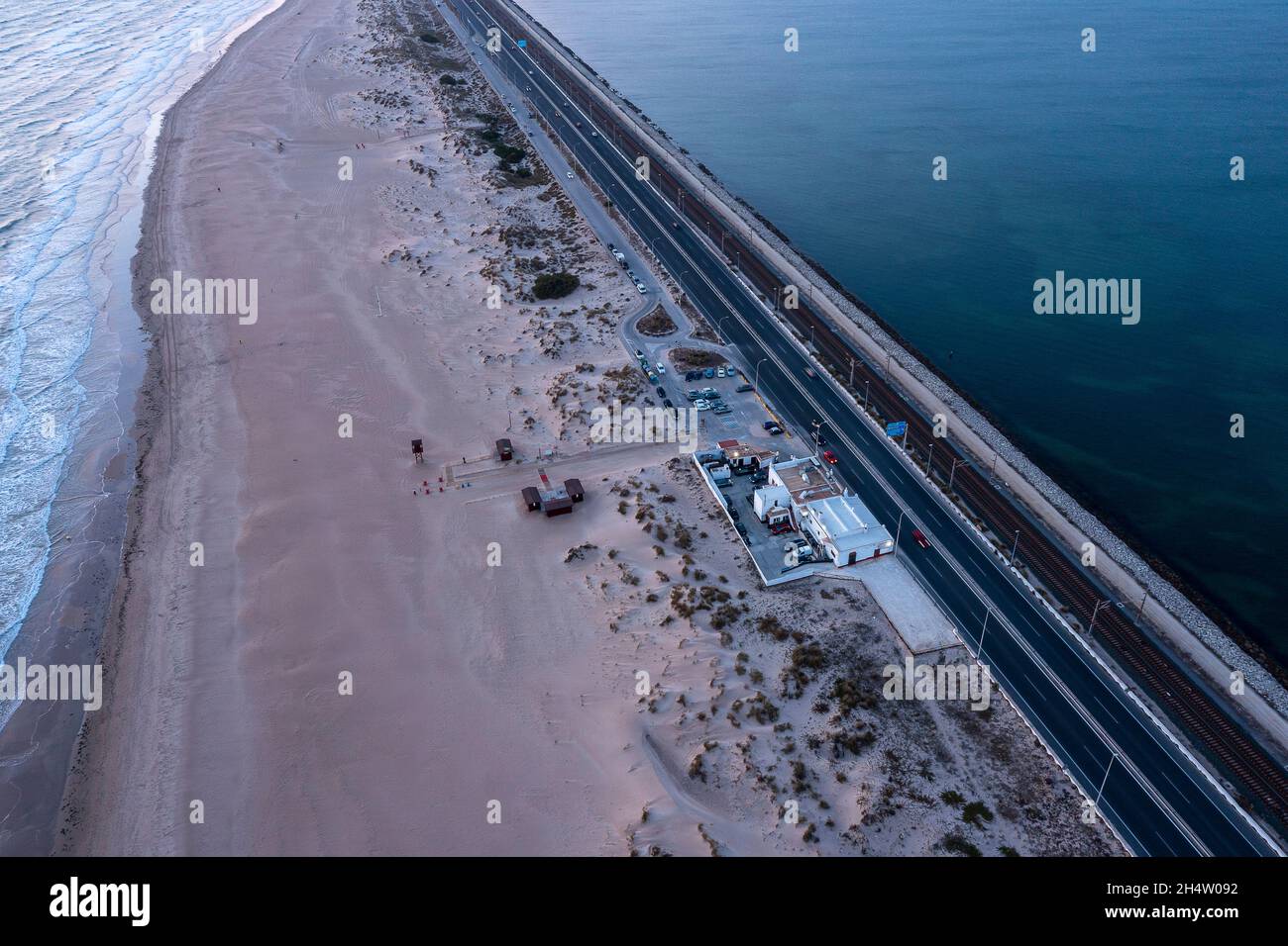 Vista aerea sulla spiaggia e la strada CA-33 chiamato anche AV Vía Augusta Julia, da San Fernando a Cadice, provincia di Cadice, Andalusia, Spagna Foto Stock