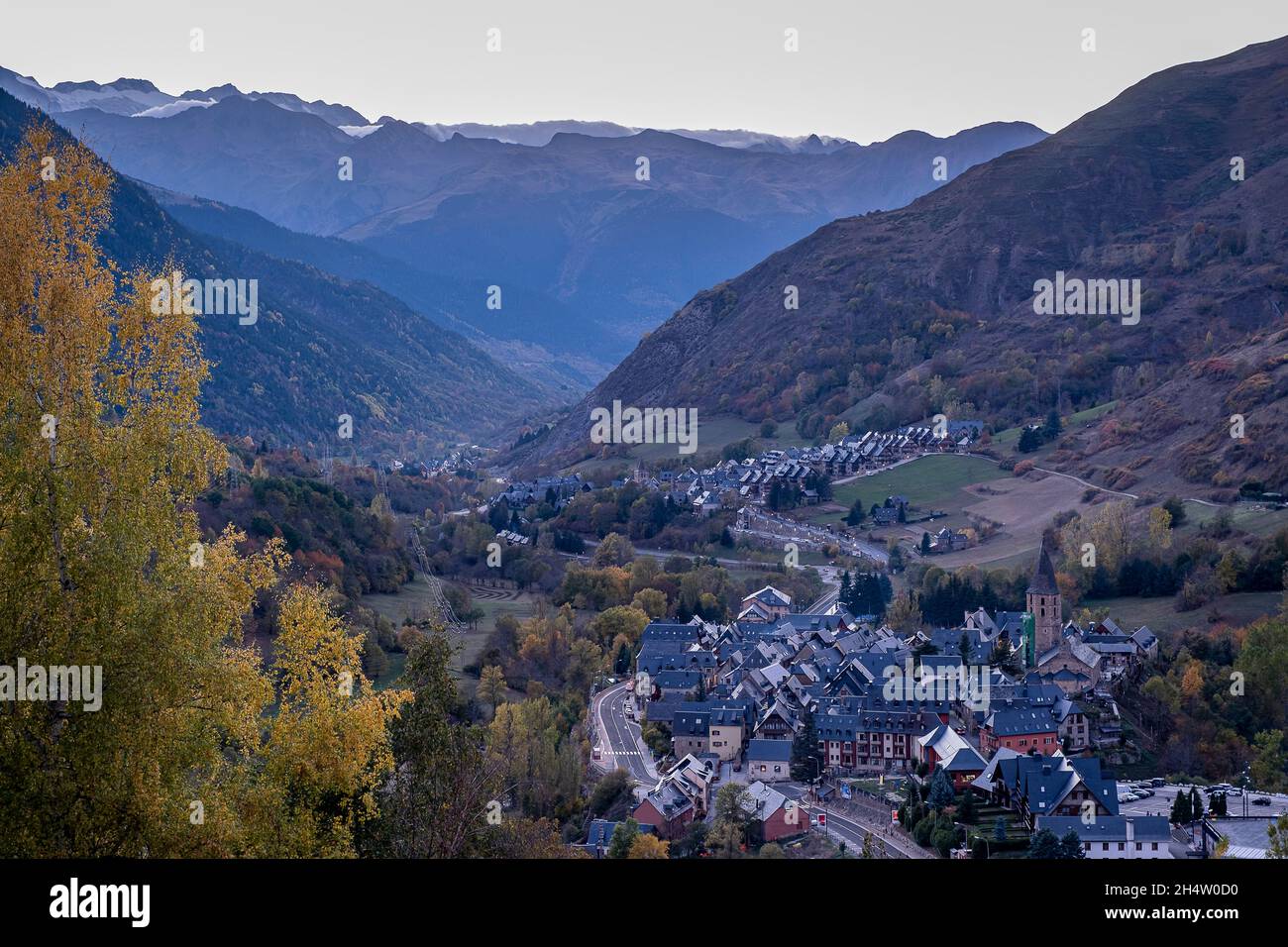 A destra Salardú Village. Sullo sfondo Gessa villaggio, Valle Aran, Pirenei, provincia Lleida, Catalogna, Spagna Foto Stock