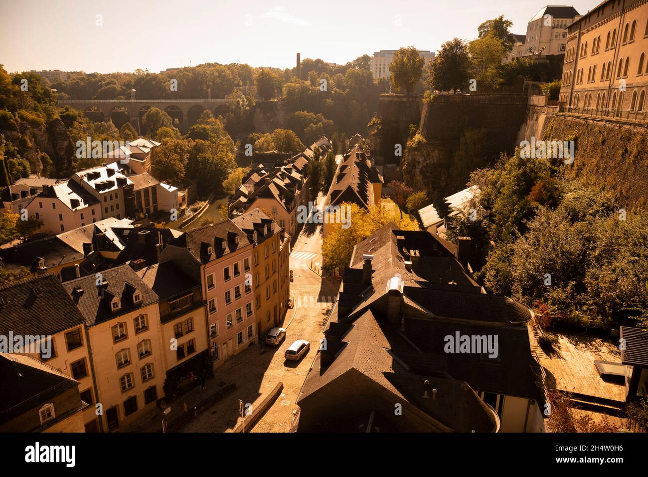 Europa, Lussemburgo, Lussemburgo, città di Lussemburgo, vista sul Grund guardando verso la Citadelle du Saint-Esprit da Chemin de la Corniche Foto Stock