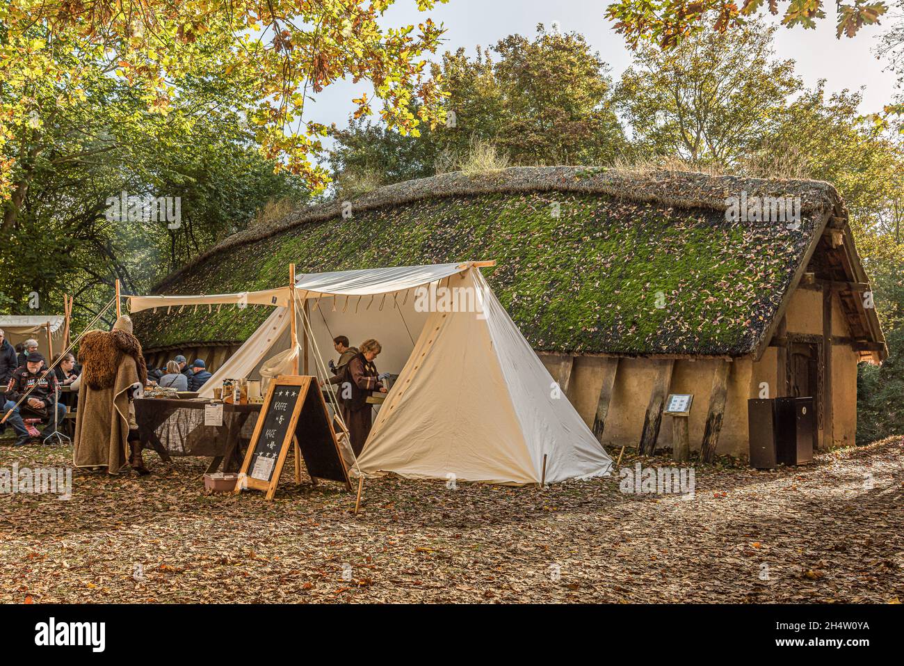 Tenda in un bazar vichingo di fronte a una riinterpretazione di una casa vichinga a Frederikssund, Danimarca, 23 ottobre 2021 Foto Stock